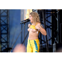 tove lo tinderbox-NgZgYALK.jpg